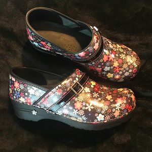 Sanita KOI POND BLACK FLORAL Dutch Clog  38EU - 7.5 US